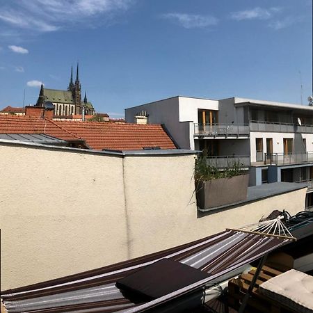 V Centru Mesta S Vyhledem Na Petra, A Parkovani Brno Exterior photo