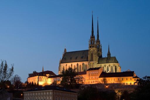 V Centru Mesta S Vyhledem Na Petra, A Parkovani Brno Exterior photo