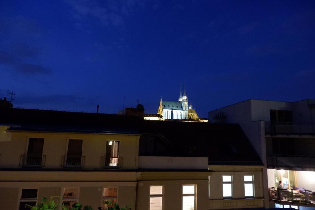 V Centru Mesta S Vyhledem Na Petra, A Parkovani Brno Exterior photo