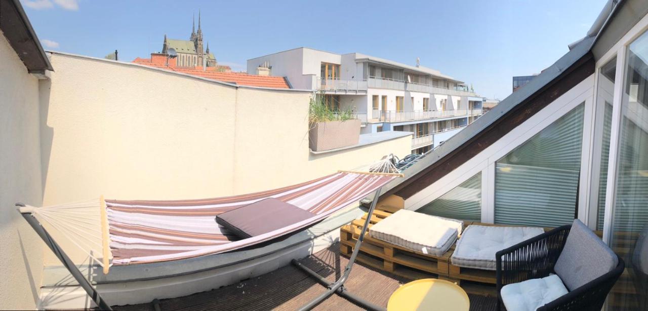 V Centru Mesta S Vyhledem Na Petra, A Parkovani Brno Exterior photo